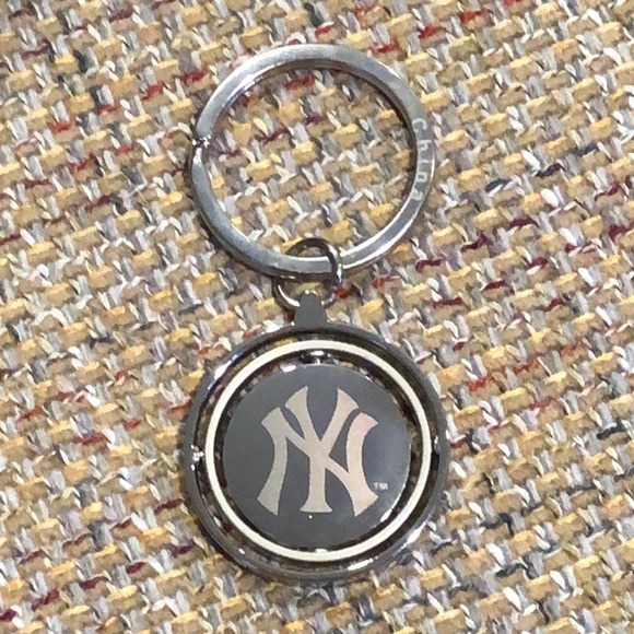 NEW YORK YANKEES 3 Dimensional Keychains - See Video and Photos - Silver - Picture 5 of 10